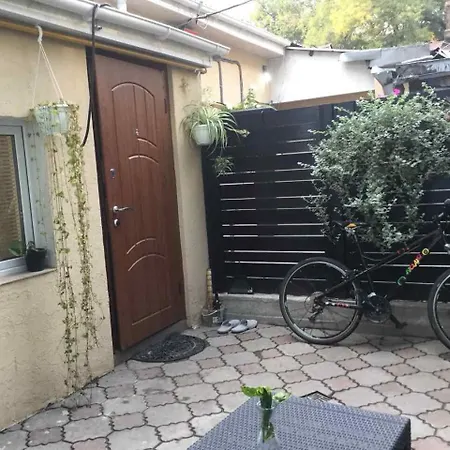 дворик на жуковского